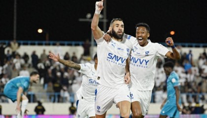 德甲赔率-C罗罢赛都怪本泽马 新月首秀就戴帽3分领跑沙特超 创造两大纪录|克里斯蒂亚诺·罗纳尔多|利雅得|利雅得新月|马尔科姆|利雅得胜利_新浪新闻