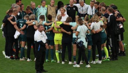 德甲投注-三狮女足封后年轻队长落泪：终将多年偏见踩在脚底