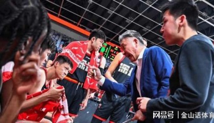 德甲赔率-不容易！56岁老帅，3年3次“下课”，如今再度掌印，率队打进前8